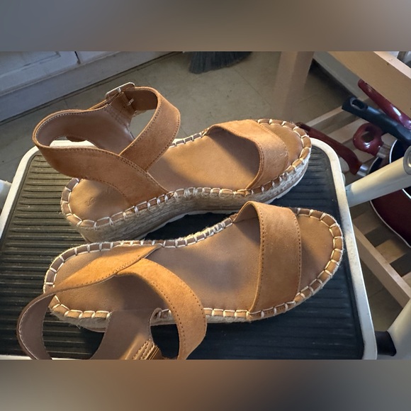 Universal Threads Sandals. Size 6.5 - Picture 3 of 6